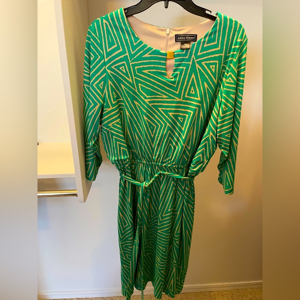 Women’s dress size 16W. Jessica Howard. Light green pattern.